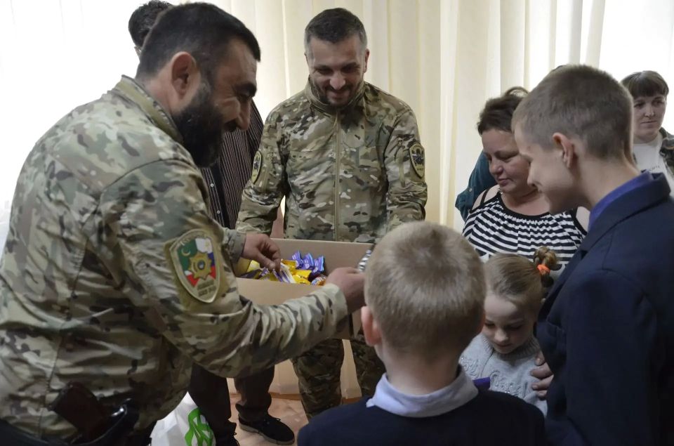 В Лутугино помогли малообеспеченным семьям и людям, оказавшимся в трудной жизненной ситуации В Лутугино помогли малообеспеченным семьям и людям, оказавшимся в трудной жизненной ситуации