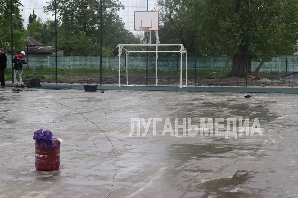 К концу мая в Свердловске завершится благоустройство футбольного поля в пер К концу мая в Свердловске завершится благоустройство футбольного поля в пер