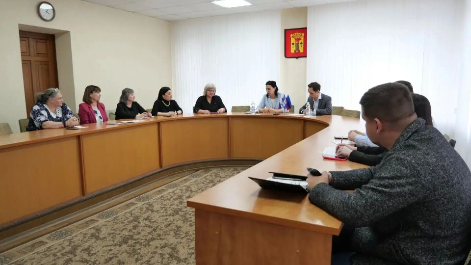 Яна Пащенко встретилась с секретарями первичных отделений "Единой России" Яна Пащенко встретилась с секретарями первичных отделений "Единой России"