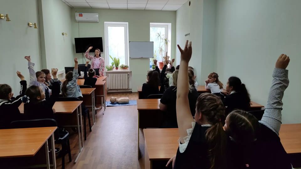 Познавательная экскурсия на скорую помощь: школьники познакомились с работой медиков Познавательная экскурсия на скорую помощь: школьники познакомились с работой медиков