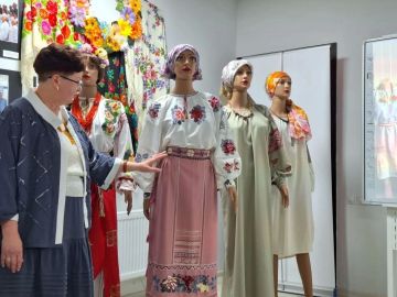 Сегодня, в Международный день музеев, участники Центра общения старшего поколения в Меловом посетили выставку народных костюмов в местном краеведческом музее