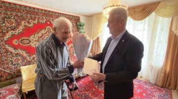 Сегодня с огромным удовольствием поздравил Виктора Петровича Попова, жителя города Краснодона, с его 95-летним юбилеем!