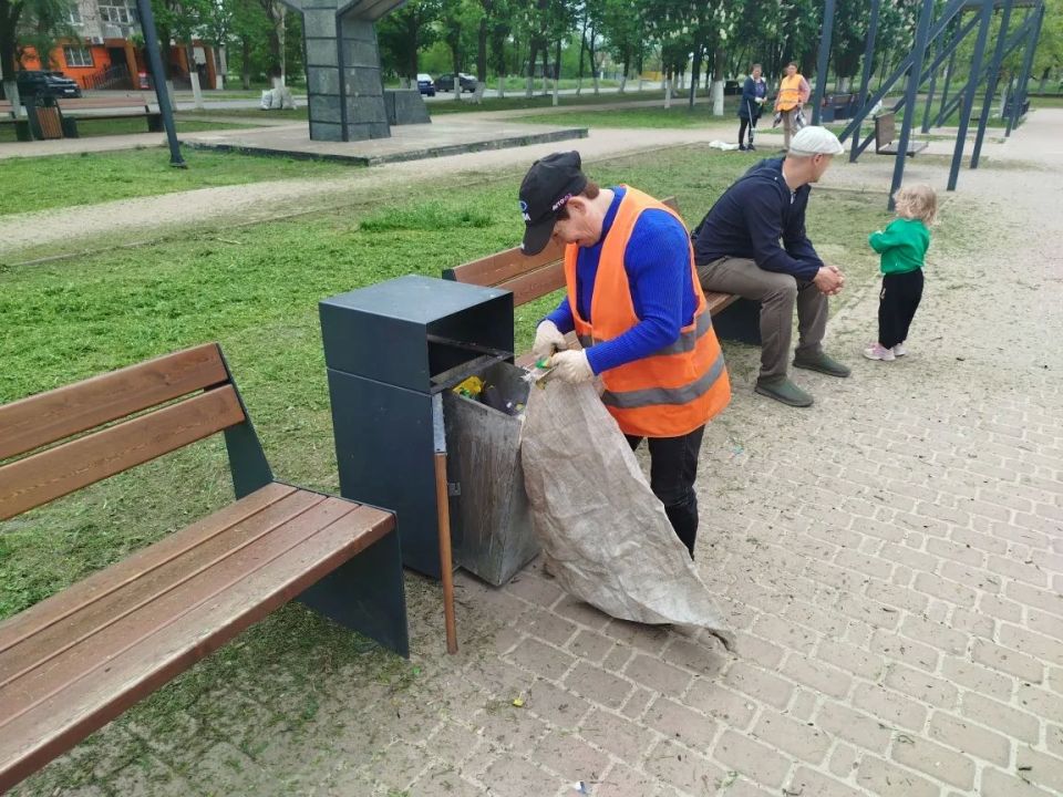 Андрей Рубанцов: Работа ровеньковских коммунальщиков продолжается Андрей Рубанцов: Работа ровеньковских коммунальщиков продолжается