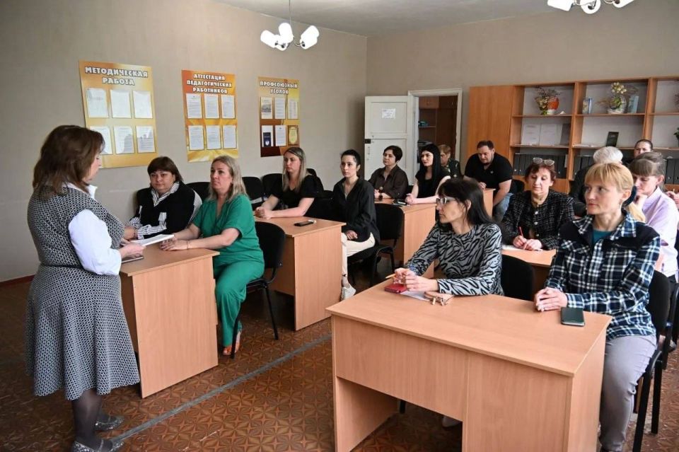 Живой диалог о главном. Заместитель Председателя Совета городского округа Светлана Стрижаченко провела встречу с педагогическим коллективом Брянковского УВК №5. Разговор получился откровенным и активным — педагоги делились... Живой диалог о главном. Заместитель Председателя Совета городского округа Светлана Стрижаченко провела встречу с педагогическим коллективом Брянковского УВК №5. Разговор получился откровенным и активным — педагоги делились...