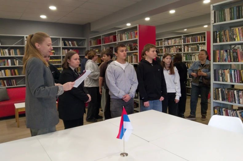 Экскурсию «Разнообразие профессий в библиотеке» провели для свердловских школьников Экскурсию «Разнообразие профессий в библиотеке» провели для свердловских школьников