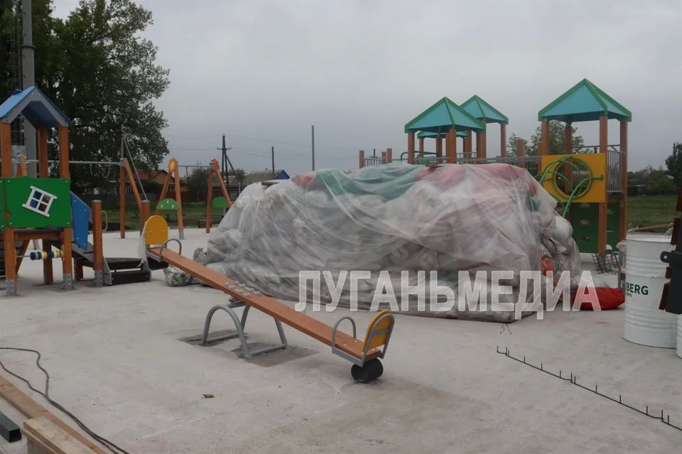 К концу мая в Свердловске завершится благоустройство футбольного поля в пер К концу мая в Свердловске завершится благоустройство футбольного поля в пер