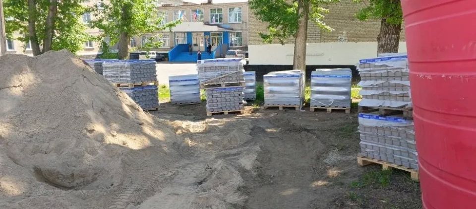 В Ровеньках продолжаются работы по благоустройству общественных территорий В Ровеньках продолжаются работы по благоустройству общественных территорий