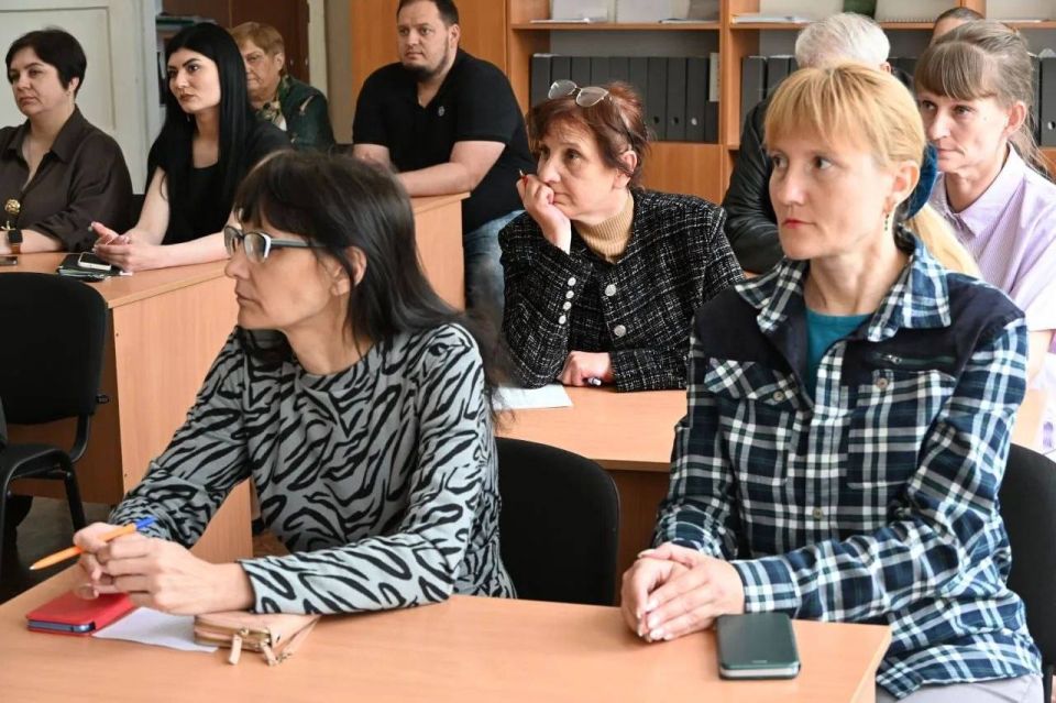 Живой диалог о главном. Заместитель Председателя Совета городского округа Светлана Стрижаченко провела встречу с педагогическим коллективом Брянковского УВК №5. Разговор получился откровенным и активным — педагоги делились... Живой диалог о главном. Заместитель Председателя Совета городского округа Светлана Стрижаченко провела встречу с педагогическим коллективом Брянковского УВК №5. Разговор получился откровенным и активным — педагоги делились...