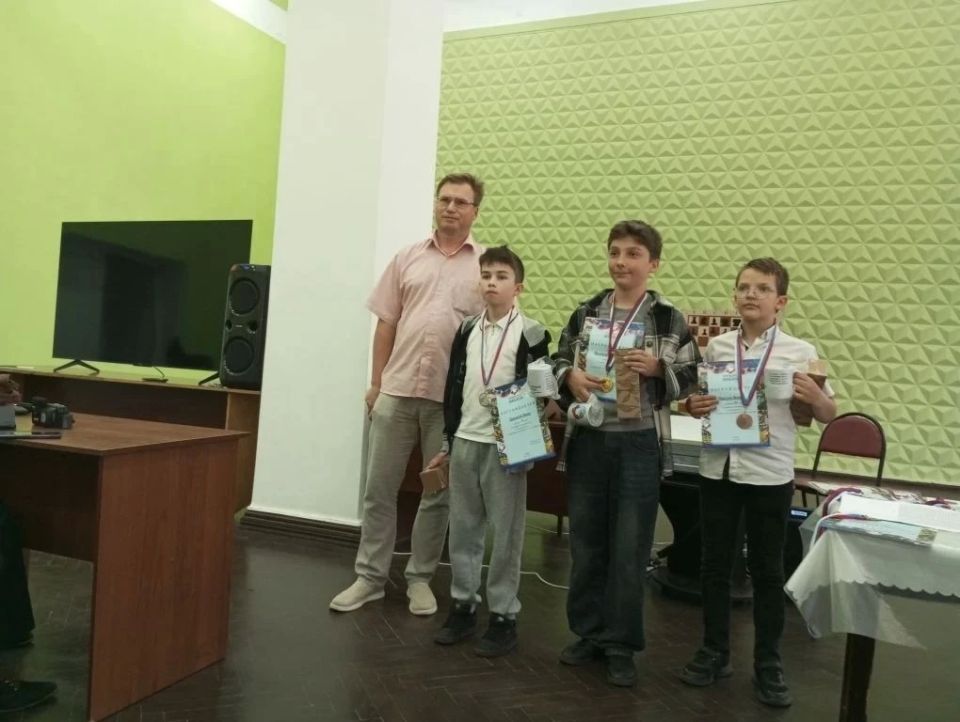 Семь юных шахматистов "Антрацитовской спортивной школы" успешно выступили на блиц-турнире "8-мая параллель" в городе Брянка Семь юных шахматистов "Антрацитовской спортивной школы" успешно выступили на блиц-турнире "8-мая параллель" в городе Брянка