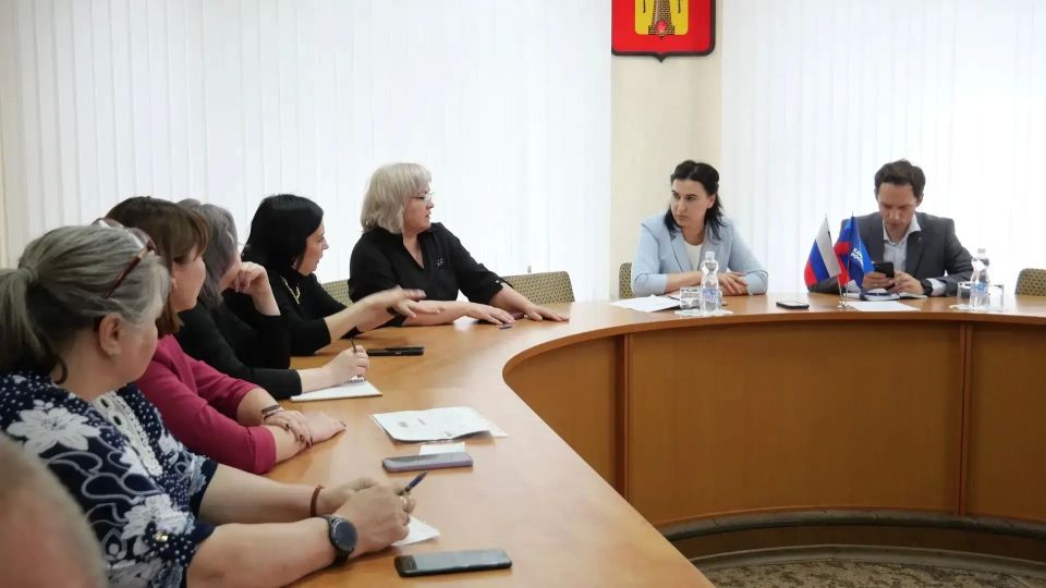 Яна Пащенко встретилась с секретарями первичных отделений "Единой России" Яна Пащенко встретилась с секретарями первичных отделений "Единой России"
