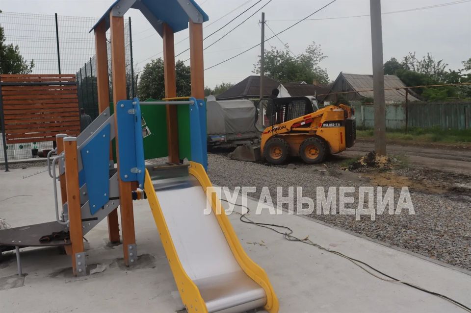 К концу мая в Свердловске завершится благоустройство футбольного поля в пер К концу мая в Свердловске завершится благоустройство футбольного поля в пер