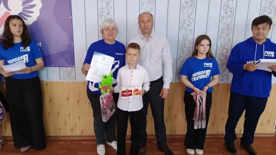 Светлана Гизай: В ГБОУ ЛНР «Славяносербская СШ им. Д. Полянского» вместе с главой округа Сергеем Крамаренко приняли участие в награждении участников патриотической акции «Мой край глазами ребенка», приуроченной к 12-летию... Светлана Гизай: В ГБОУ ЛНР «Славяносербская СШ им. Д. Полянского» вместе с главой округа Сергеем Крамаренко приняли участие в награждении участников патриотической акции «Мой край глазами ребенка», приуроченной к 12-летию...