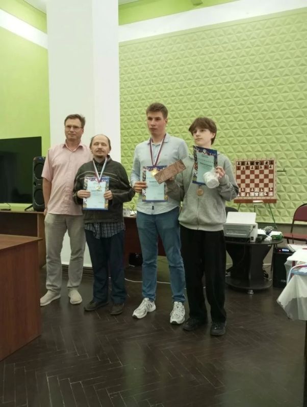 Семь юных шахматистов "Антрацитовской спортивной школы" успешно выступили на блиц-турнире "8-мая параллель" в городе Брянка Семь юных шахматистов "Антрацитовской спортивной школы" успешно выступили на блиц-турнире "8-мая параллель" в городе Брянка