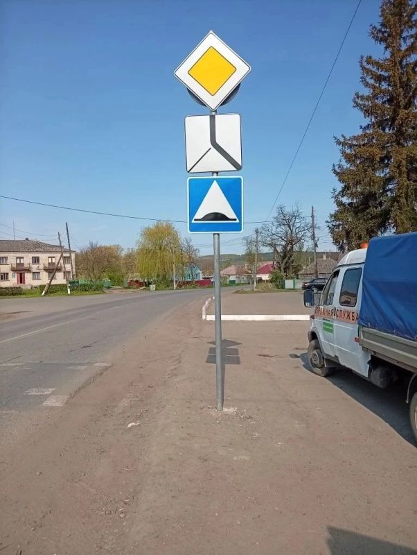 Новые знаки, яркая разметка и скошенная трава - трассу Новопсков — Марковка — Меловое привели в порядок Новые знаки, яркая разметка и скошенная трава - трассу Новопсков — Марковка — Меловое привели в порядок