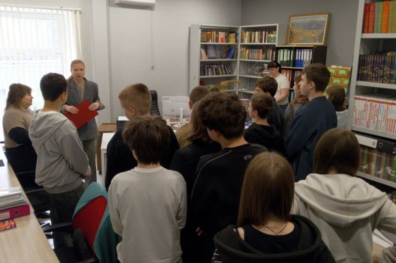 Экскурсию «Разнообразие профессий в библиотеке» провели для свердловских школьников Экскурсию «Разнообразие профессий в библиотеке» провели для свердловских школьников