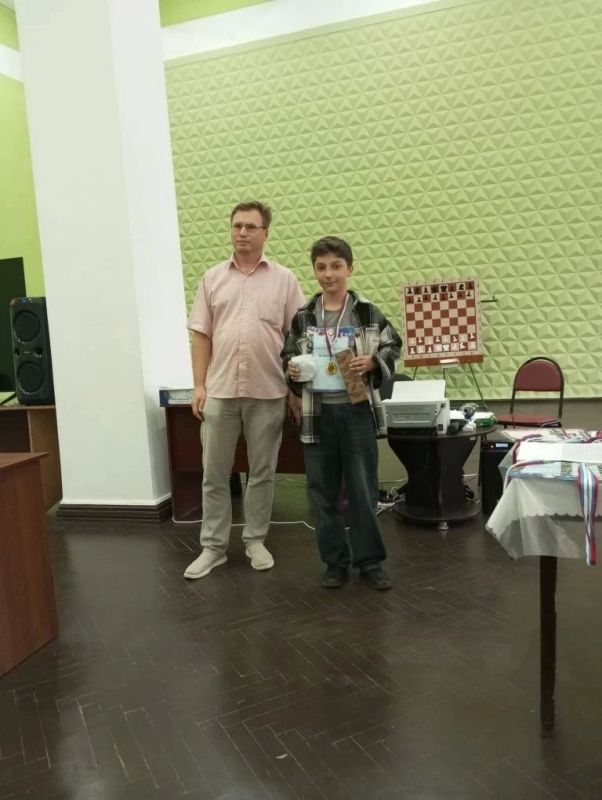 Семь юных шахматистов "Антрацитовской спортивной школы" успешно выступили на блиц-турнире "8-мая параллель" в городе Брянка Семь юных шахматистов "Антрацитовской спортивной школы" успешно выступили на блиц-турнире "8-мая параллель" в городе Брянка