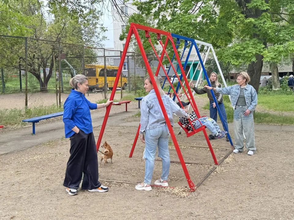 В Луганске на квартале Героев Сталинграда восстановили детскую площадку В Луганске на квартале Героев Сталинграда восстановили детскую площадку