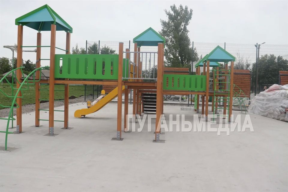 К концу мая в Свердловске завершится благоустройство футбольного поля в пер К концу мая в Свердловске завершится благоустройство футбольного поля в пер