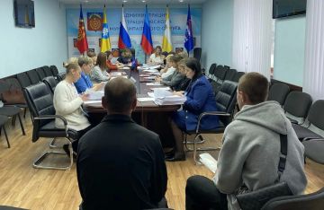 В Администрации муниципального округа муниципальное образование Антрацитовский муниципальный округ Луганской Народной Республики состоялось очередное заседание комиссии по делам несовершеннолетних и защите их прав, на...