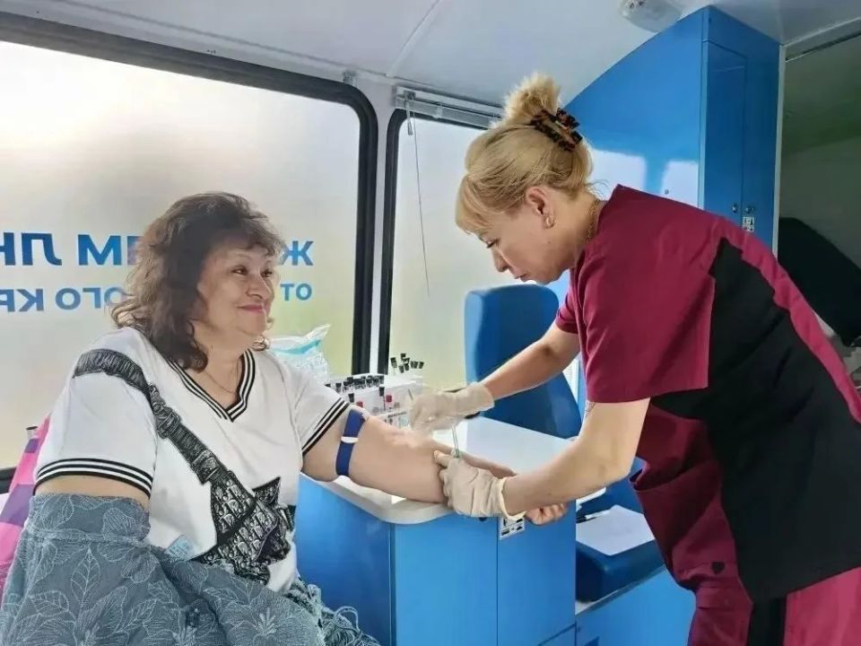Специалисты Славяносербской центральной районной больницы осмотрели жителей пгт.Лотиково Специалисты Славяносербской центральной районной больницы осмотрели жителей пгт.Лотиково