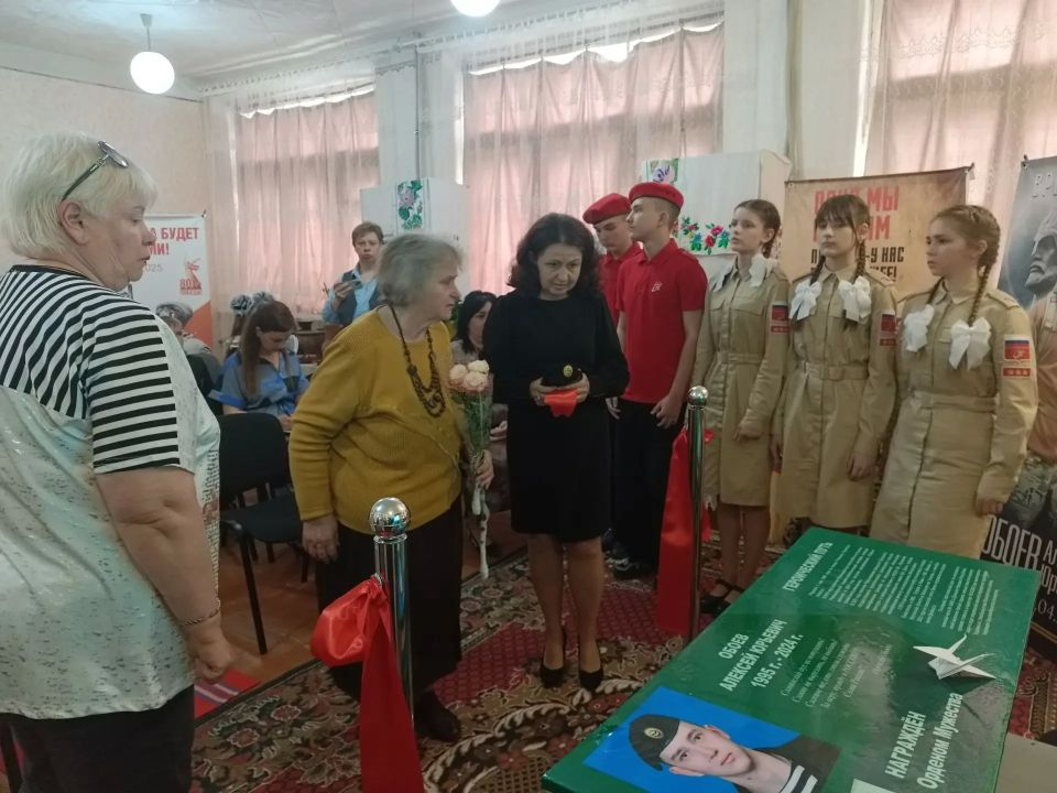 Андрей Рубанцов: В Ровеньковской школе № 8 им.С.В.Полуянова открыли Парту Героя в честь Обоева Алексея Юрьевича - выпускника, погибшего при выполнении воинского долга Андрей Рубанцов: В Ровеньковской школе № 8 им.С.В.Полуянова открыли Парту Героя в честь Обоева Алексея Юрьевича - выпускника, погибшего при выполнении воинского долга