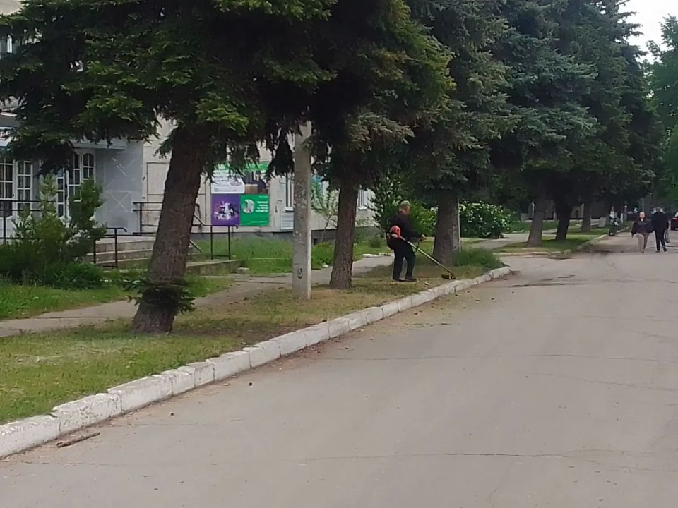 Сотрудники МБУ КМО ККС трудится над благоустройством нашего города Сотрудники МБУ КМО ККС трудится над благоустройством нашего города