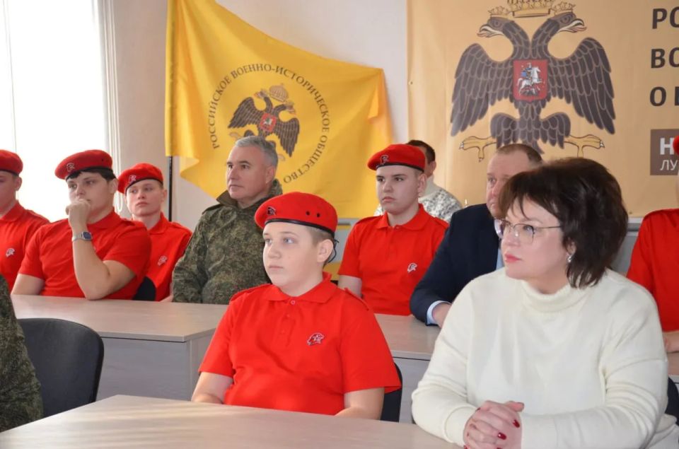 Дорогие друзья! От всей души поздравляю вас с Днём детских общественных объединений России! Дорогие друзья! От всей души поздравляю вас с Днём детских общественных объединений России!