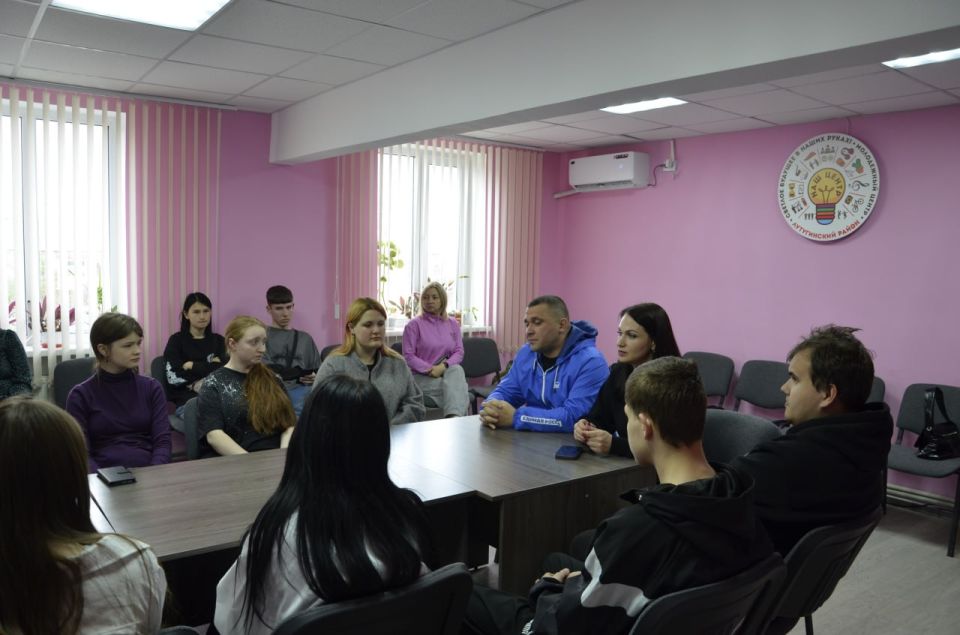 В Лутугино на базе молодёжного пространства «Наш центр» прошла встреча в рамках профориентационного проекта «ГосСтарт.Диалог» В Лутугино на базе молодёжного пространства «Наш центр» прошла встреча в рамках профориентационного проекта «ГосСтарт.Диалог»