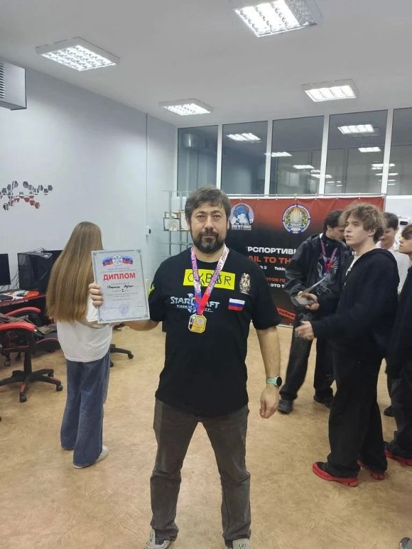 Поздравляем члена общественной палаты ЛНР Артема Юрьевича Фесенко с занятым 1-м местом в Чемпионате ЛНР по кибер-спорту в разделе «Стратегия в реальном времени StarCraft2» Поздравляем члена общественной палаты ЛНР Артема Юрьевича Фесенко с занятым 1-м местом в Чемпионате ЛНР по кибер-спорту в разделе «Стратегия в реальном времени StarCraft2»