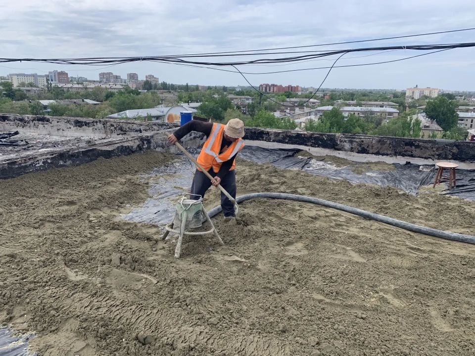 В столице ЛНР продолжается обновление кровель мноэтажек В столице ЛНР продолжается обновление кровель мноэтажек