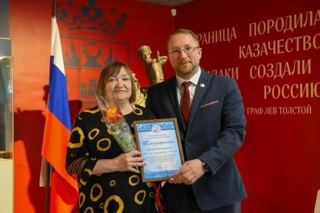 В Международный день музеев Министр культуры Луганской Народной Республики Роман Олексин лично поздравил и вручил заслуженные награды представителям музейного сообщества