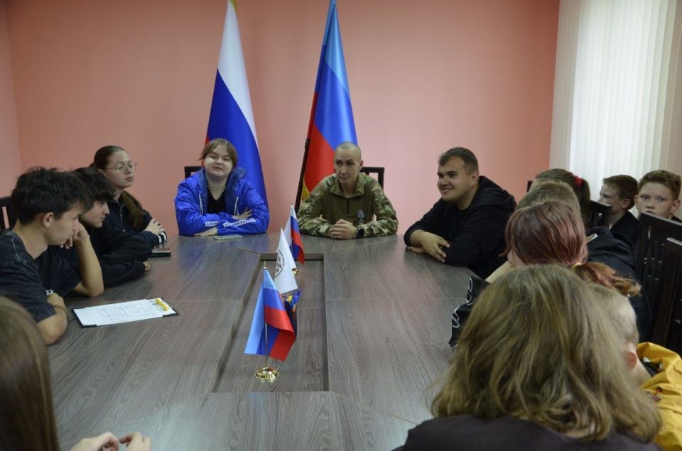 Диалог с героем: встреча с ветераном СВО прошла в Лутугино Диалог с героем: встреча с ветераном СВО прошла в Лутугино