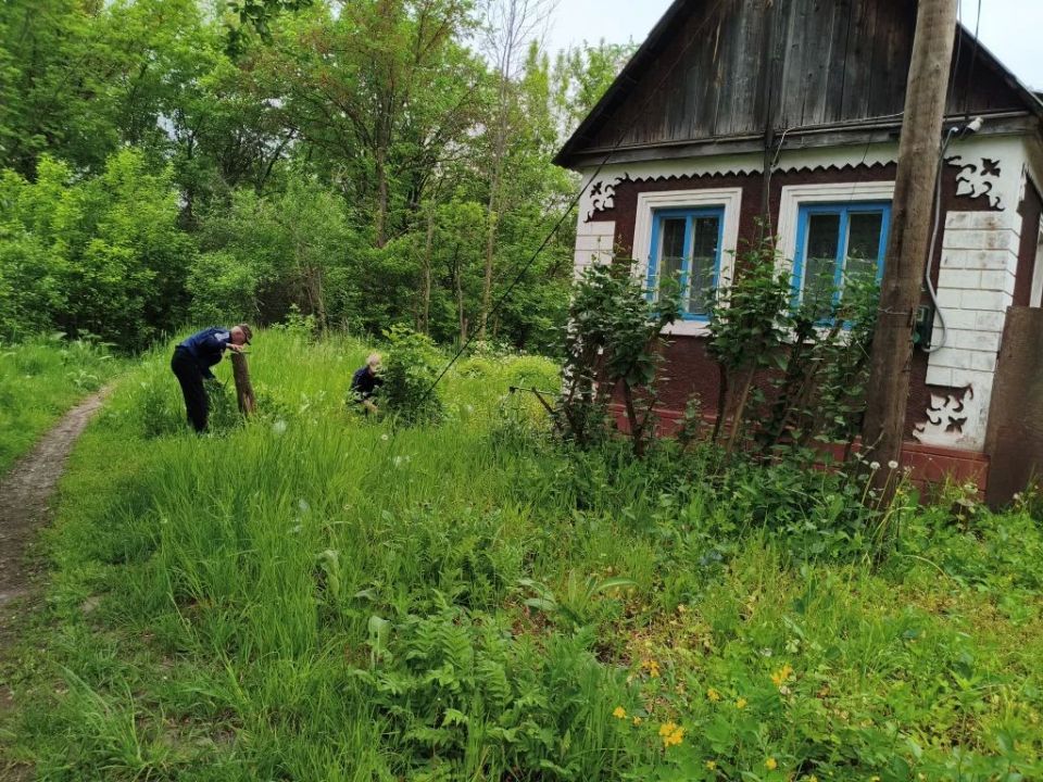 В рамках акции «Добрые дела» сотрудниками отдела по обеспечению жизнедеятельности пгт Михайловка, с. Петровка и работниками по благоустройству была оказана помощь одинокой жительнице поселка Людмиле Казаровой В рамках акции «Добрые дела» сотрудниками отдела по обеспечению жизнедеятельности пгт Михайловка, с. Петровка и работниками по благоустройству была оказана помощь одинокой жительнице поселка Людмиле Казаровой