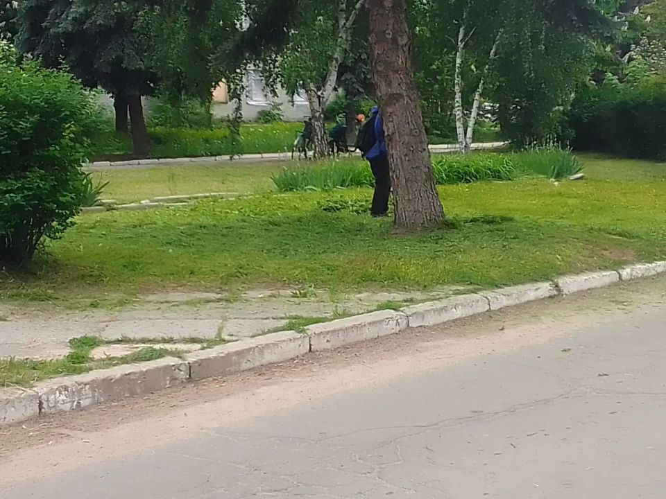 Сотрудники МБУ КМО ККС трудится над благоустройством нашего города Сотрудники МБУ КМО ККС трудится над благоустройством нашего города