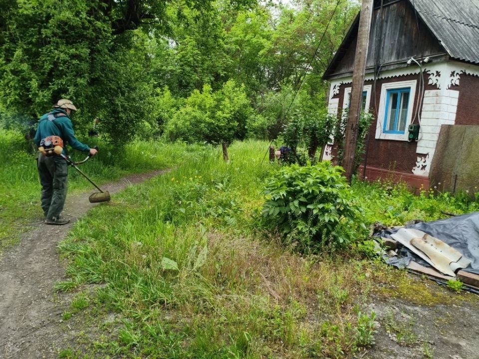 В рамках акции «Добрые дела» сотрудниками отдела по обеспечению жизнедеятельности пгт Михайловка, с. Петровка и работниками по благоустройству была оказана помощь одинокой жительнице поселка Людмиле Казаровой В рамках акции «Добрые дела» сотрудниками отдела по обеспечению жизнедеятельности пгт Михайловка, с. Петровка и работниками по благоустройству была оказана помощь одинокой жительнице поселка Людмиле Казаровой