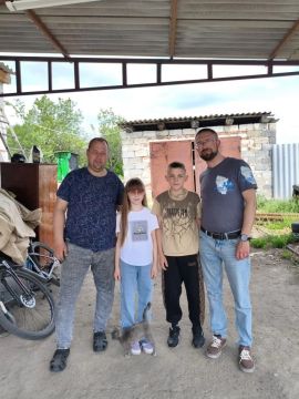 При поддержке Фонда ответственного отцовства "Истоки" РО ВОД "Отцы России" в ЛНР приобрели семье, в которой отец в одиночку воспитывает четверых детей строительные материалы (шифер, цемент, клей, металл, песок) для ремонта...
