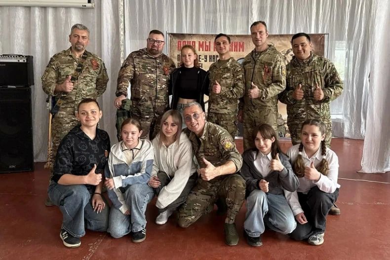 Концерт фронтовой творческой бригады ансамбля песни и пляски «Рубиновая звезда» состоялся в Володарской СШ Концерт фронтовой творческой бригады ансамбля песни и пляски «Рубиновая звезда» состоялся в Володарской СШ