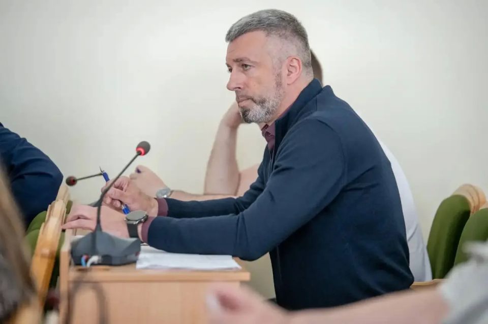 Луганская продукция должна составлять не менее 30% ассортимента в региональных торговых сетях - такая задача поставлена для обеспечения продовольственной безопасности и системной поддержки местных производителей Луганская продукция должна составлять не менее 30% ассортимента в региональных торговых сетях - такая задача поставлена для обеспечения продовольственной безопасности и системной поддержки местных производителей
