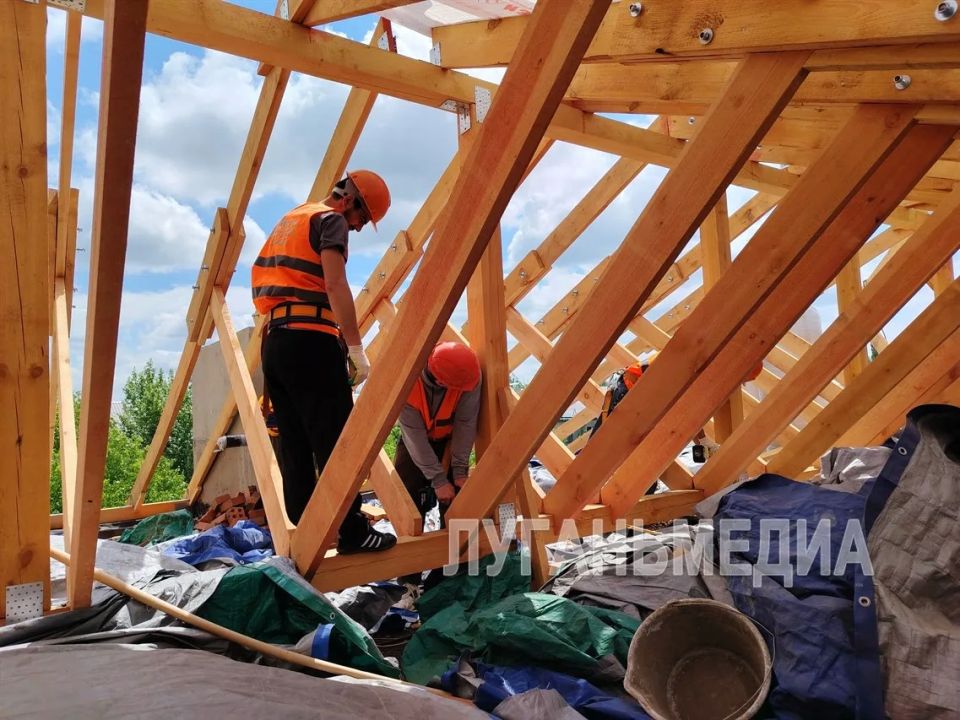 Стартовал капитальный ремонт кровель в Стаханове Стартовал капитальный ремонт кровель в Стаханове
