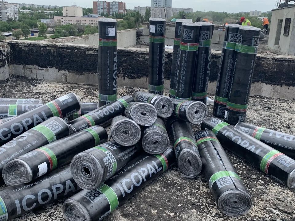 В столице ЛНР продолжается обновление кровель мноэтажек