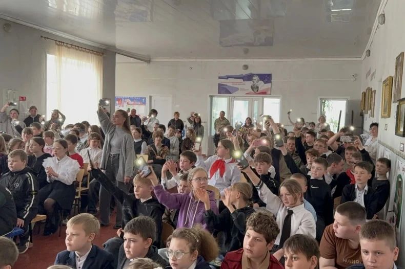Концерт фронтовой творческой бригады ансамбля песни и пляски «Рубиновая звезда» состоялся в Володарской СШ Концерт фронтовой творческой бригады ансамбля песни и пляски «Рубиновая звезда» состоялся в Володарской СШ