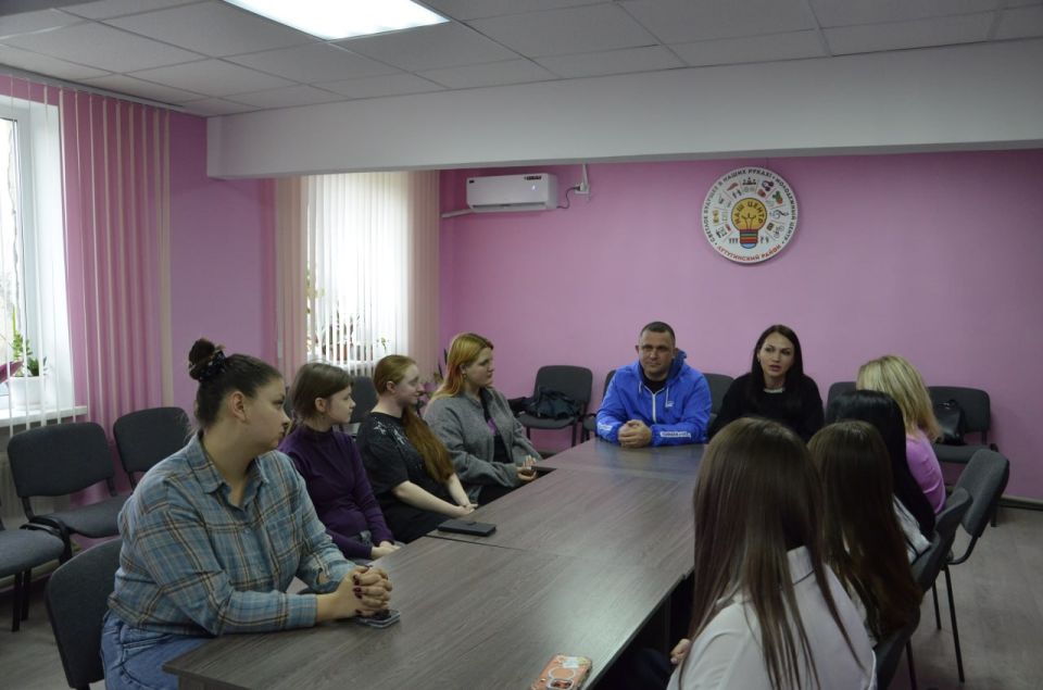 В Лутугино на базе молодёжного пространства «Наш центр» прошла встреча в рамках профориентационного проекта «ГосСтарт.Диалог» В Лутугино на базе молодёжного пространства «Наш центр» прошла встреча в рамках профориентационного проекта «ГосСтарт.Диалог»