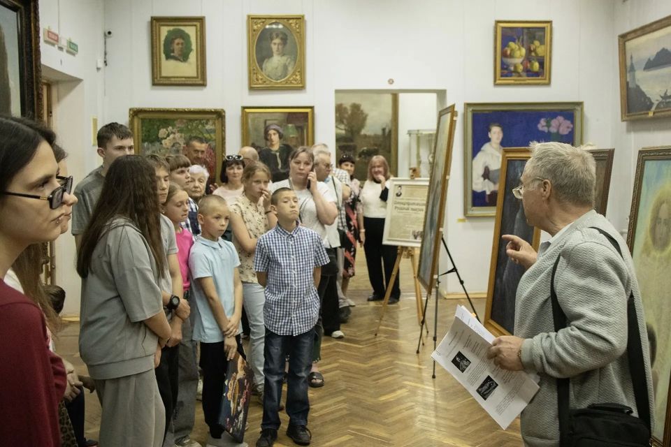 В Луганском художественном музее устроили праздник — селфи с Зевсом, квест по Пушкину и чай с искусствоведами В Луганском художественном музее устроили праздник — селфи с Зевсом, квест по Пушкину и чай с искусствоведами