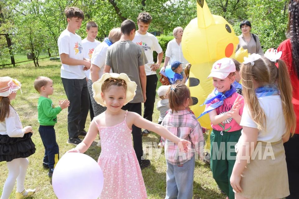 В детском саду «Солнышко» города Первомайска был организован праздник-сюрприз в честь Дня пионерии В детском саду «Солнышко» города Первомайска был организован праздник-сюрприз в честь Дня пионерии