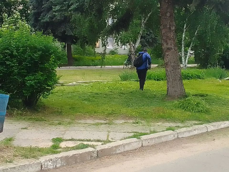 Сотрудники МБУ КМО ККС трудится над благоустройством нашего города Сотрудники МБУ КМО ККС трудится над благоустройством нашего города