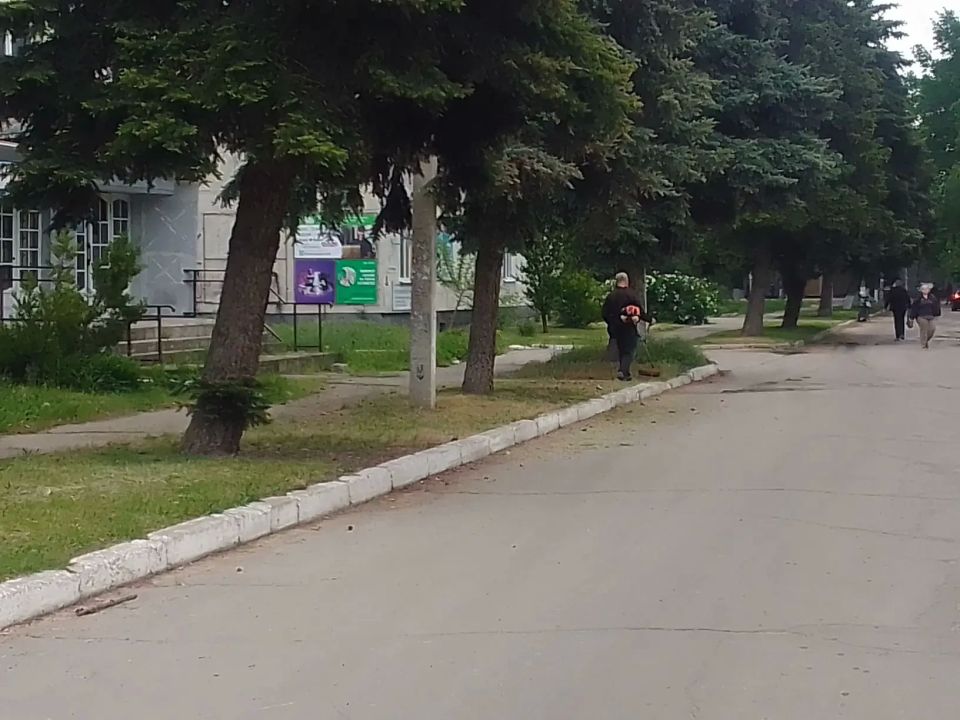 Сотрудники МБУ КМО ККС трудится над благоустройством нашего города Сотрудники МБУ КМО ККС трудится над благоустройством нашего города