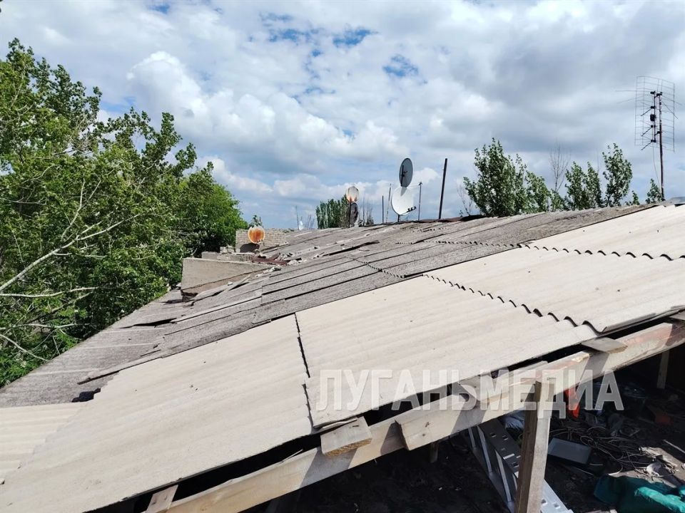 Стартовал капитальный ремонт кровель в Стаханове Стартовал капитальный ремонт кровель в Стаханове