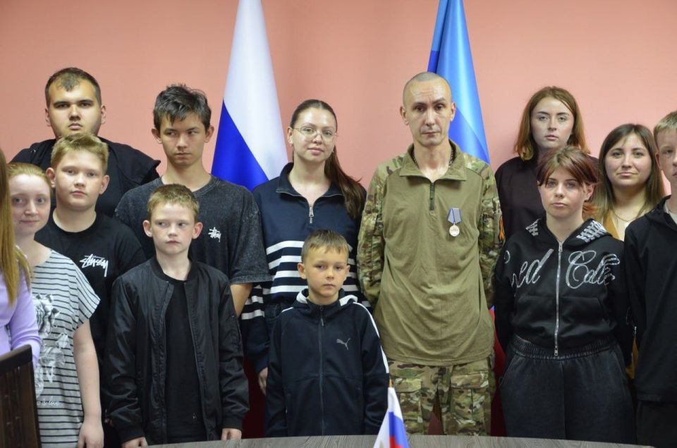 Диалог с героем: встреча с ветераном СВО прошла в Лутугино Диалог с героем: встреча с ветераном СВО прошла в Лутугино