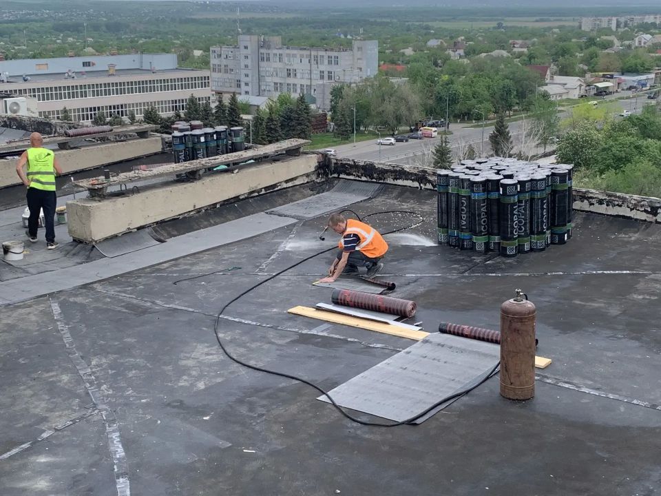 В столице ЛНР продолжается обновление кровель мноэтажек В столице ЛНР продолжается обновление кровель мноэтажек