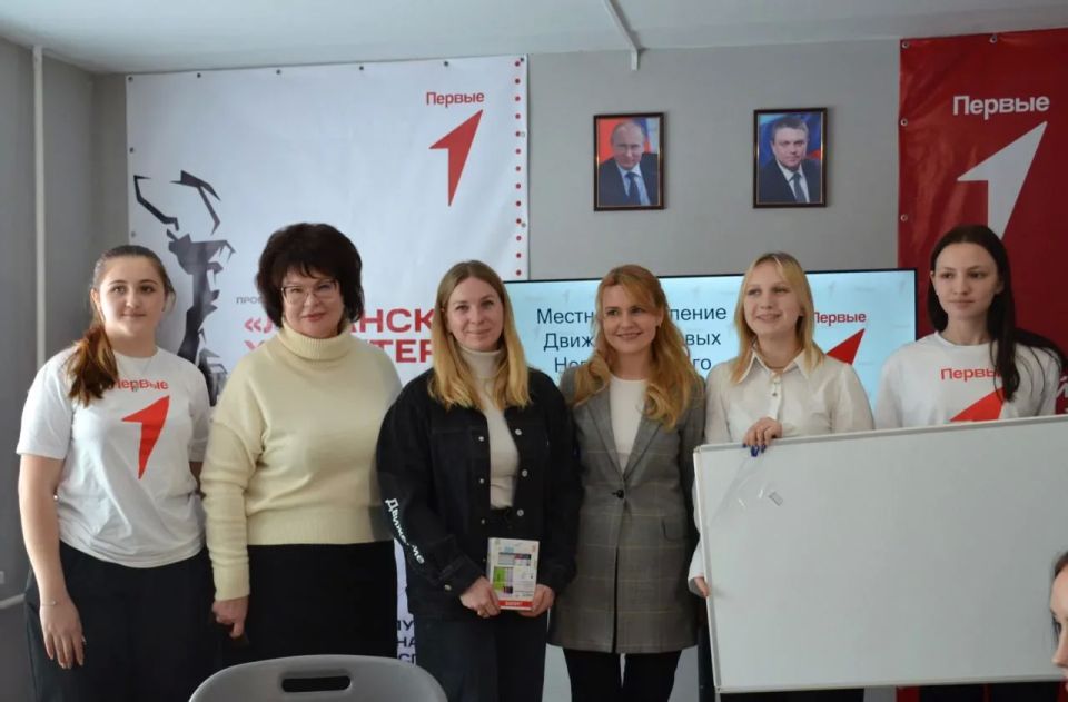 Дорогие друзья! От всей души поздравляю вас с Днём детских общественных объединений России! Дорогие друзья! От всей души поздравляю вас с Днём детских общественных объединений России!